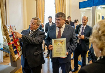 Валентине Матвиенко вручён герб Таганрога – города воинской славы